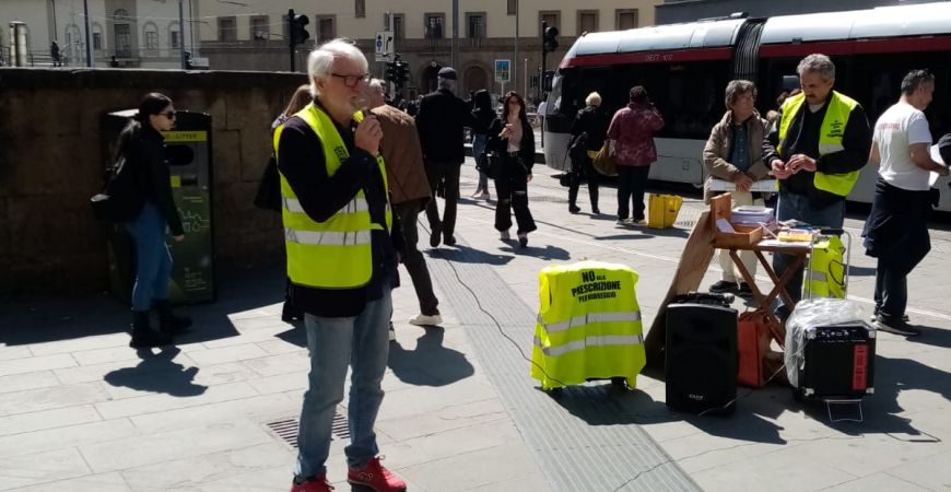 Volantinaggio-presidio alla stazione Fs di Firenze